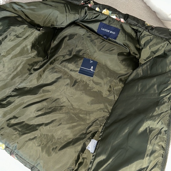 NWT❤️ Land’s End Florist Night Floral Down Vest sold out/discontinued! - Picture 5 of 5